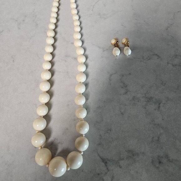 CREAM GRADUATED BEAD 31" L NECKLACE WITH MATCHING CROWN TRIFARI CLIP-ON EARRINGS - Picture 2 of 10